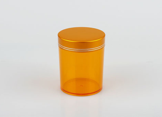 Bottiglia trasparente di plastica arancione con tappo di alluminio